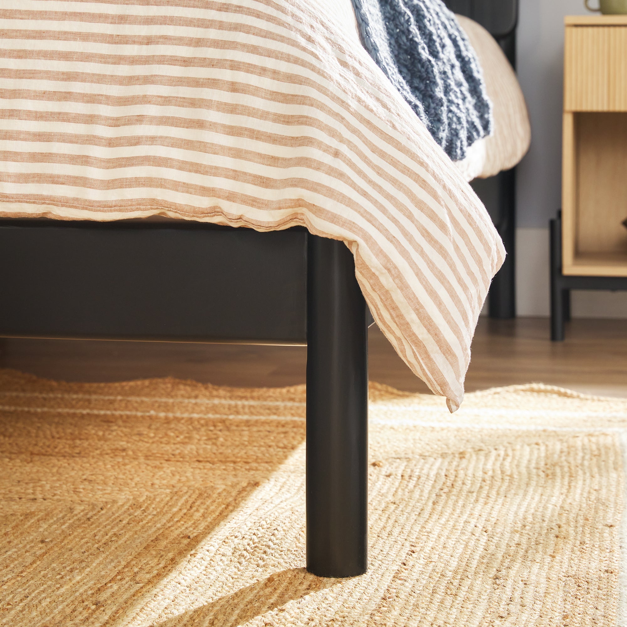 Tête de lit à lattes Cama, style moderne du milieu du siècle, en bois massif