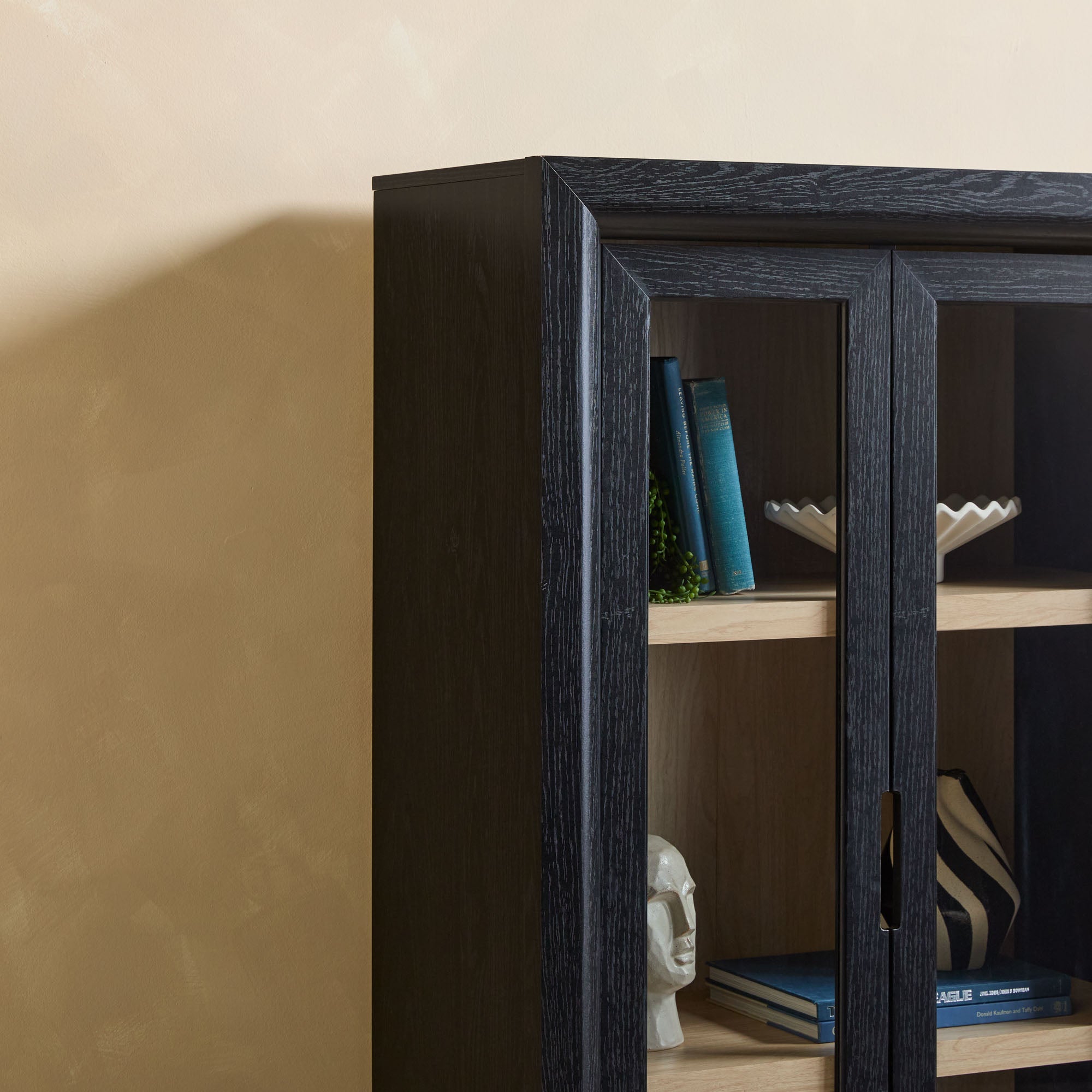 Bibliothèque moderne Amira en bois avec portes vitrées et tiroirs de rangement