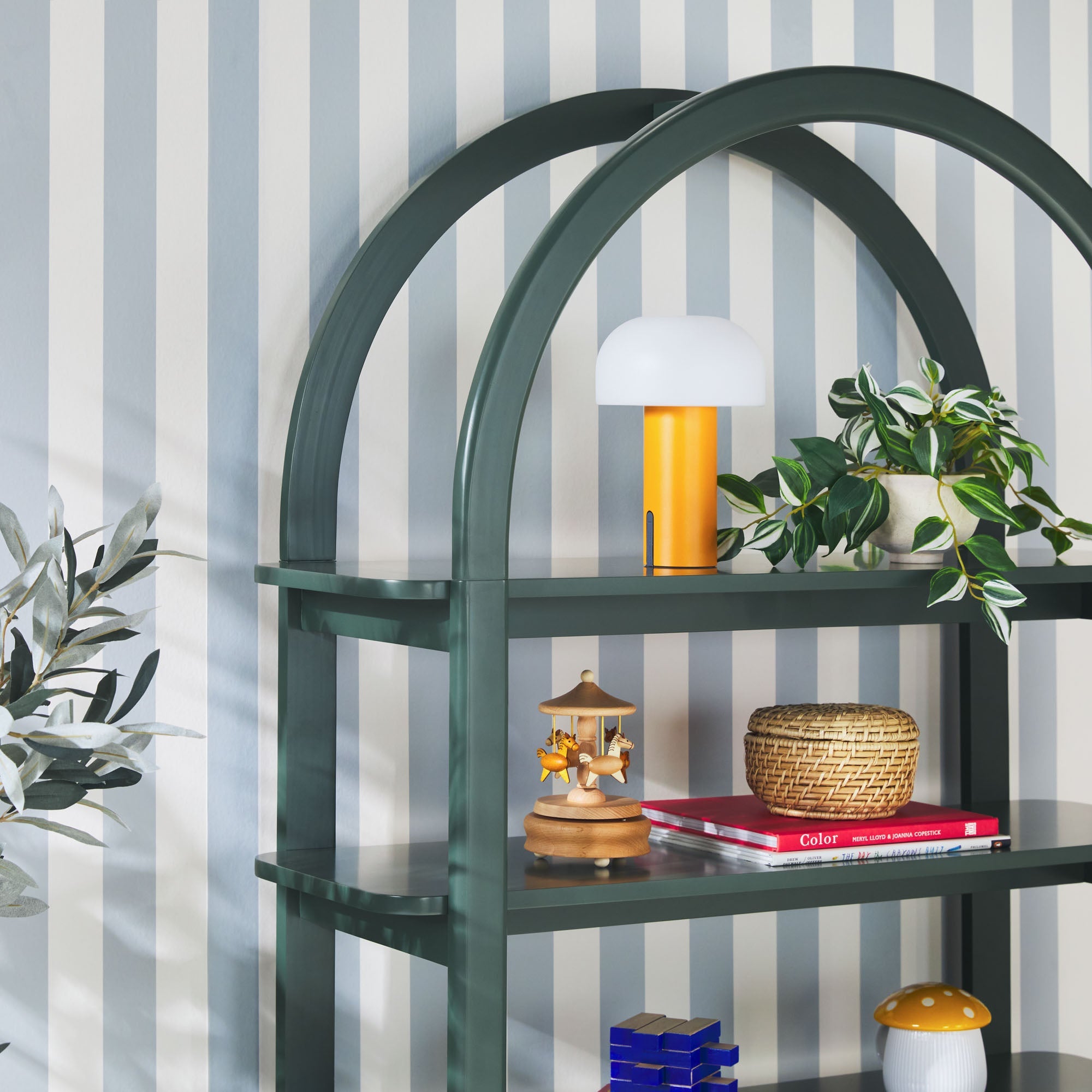 Bibliothèque moderne Zoey en bois arqué