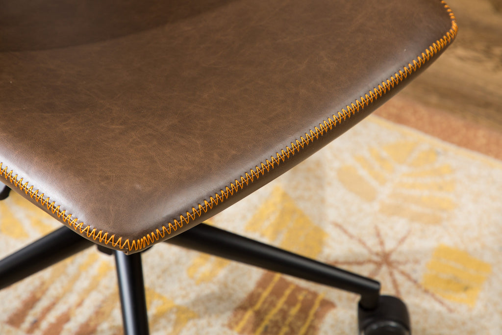 Walker Edison | Fauteuil de bureau pivotant à 360° Cesena en similicuir, à vérin pneumatique, marron antique