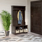 Porte-manteau d'entrée avec paniers et rangements ouverts