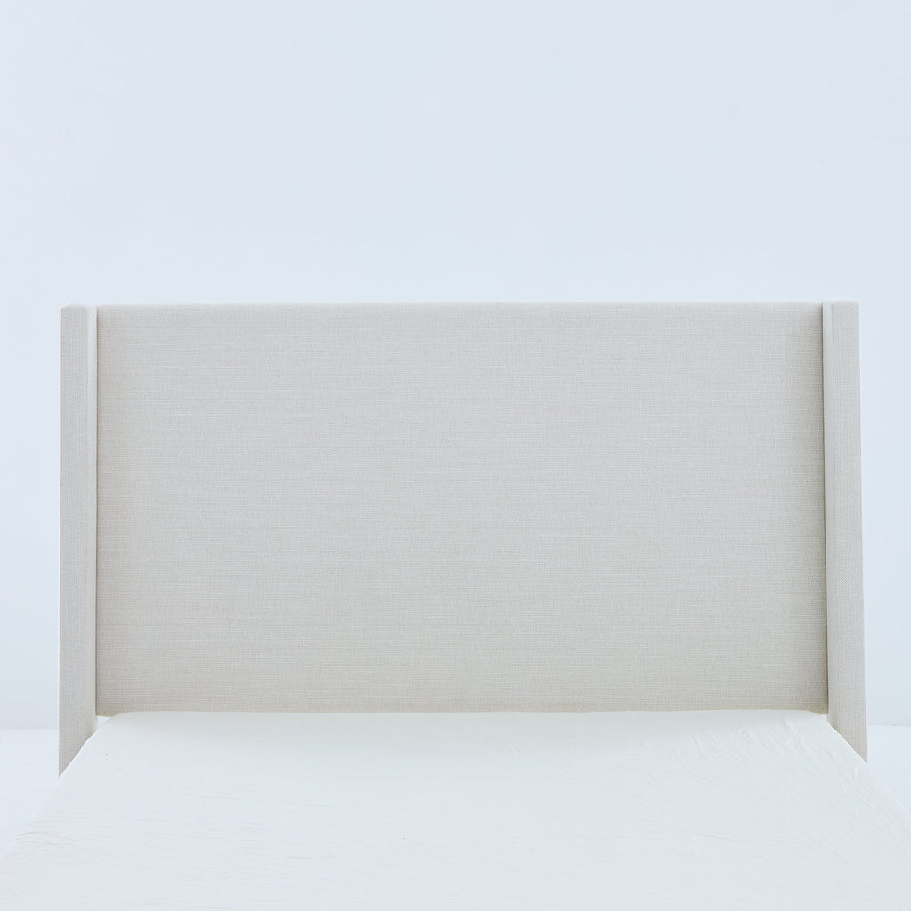 Walker Edison | Lit Shelton 54' Queen capitonné avec tête de lit à oreilles et sommier en bois