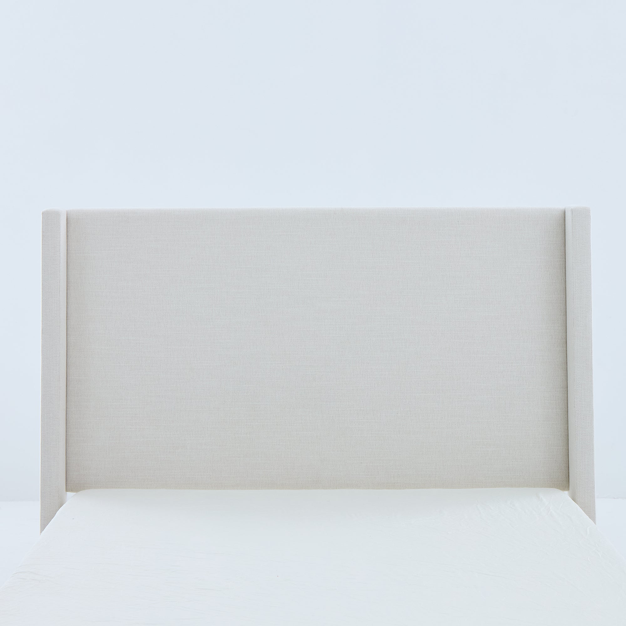 Walker Edison | Lit Shelton 54' Queen capitonné avec tête de lit à oreilles et sommier en bois