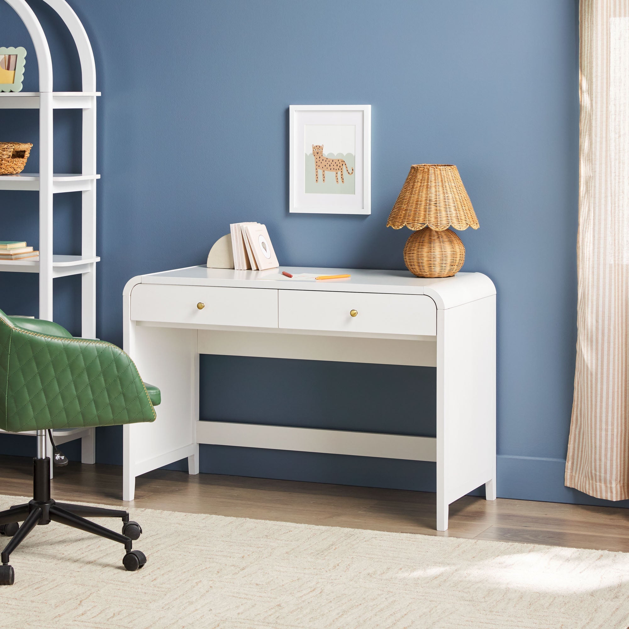 Bureau Zoey au design moderne et incurvé